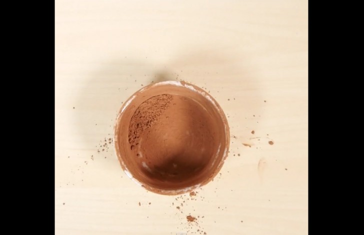 Prendete una ciotola in ceramica, imburratela completamente e poi copritela con del cacao in polvere.