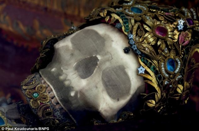 Les squelettes sont les protagonistes d'un nouveau livre de Paul Koudounaris qui cherche à faire la lumière sur les reliques recouvertes de bijoux
