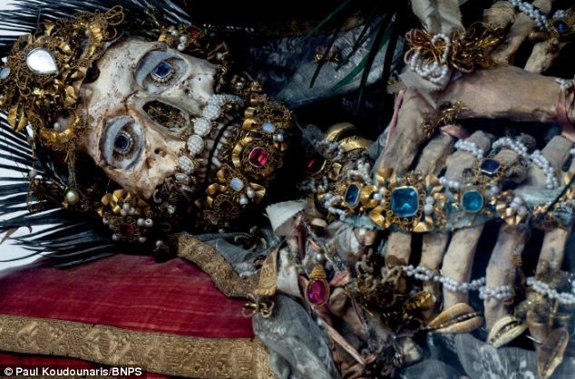 Les images fascinantes de la sépulture des martyrs médiévaux entre l'or et les pierres précieuses - 12