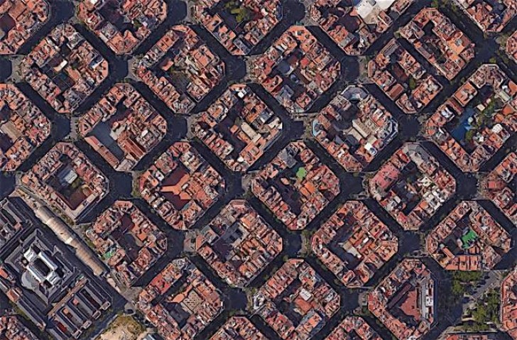 Il piano di Cerdà ha conferito alla città catalana il suo impianto unitario ancora riconoscibile (le diagonali e i tipici isolati a forma quadrata con gli angoli tagliati)
