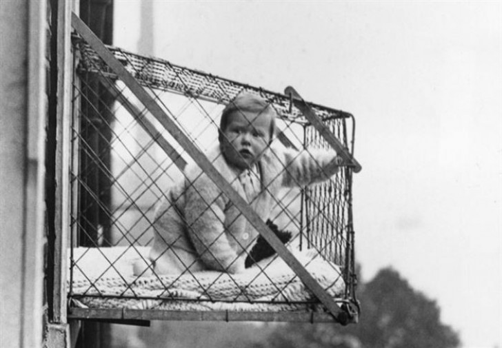 Cage suspendue à la fenêtre pour faire prendre aux enfants un peu d'air frais ...