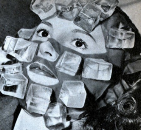 Maschera di cubetti di ghiaccio pensata per i postumi della sbornia.