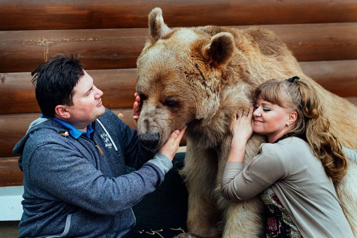 « Il aime les gens, et c’est un ours très docile et affectueux », disent les deux.