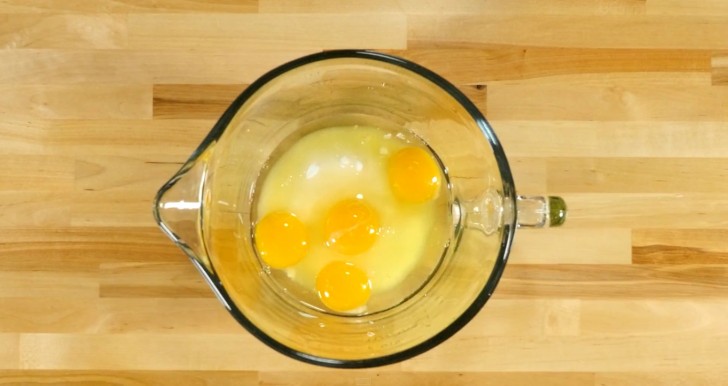Börja med att vispa äggen tillsammans med sockret tills ni får en luftig smet.