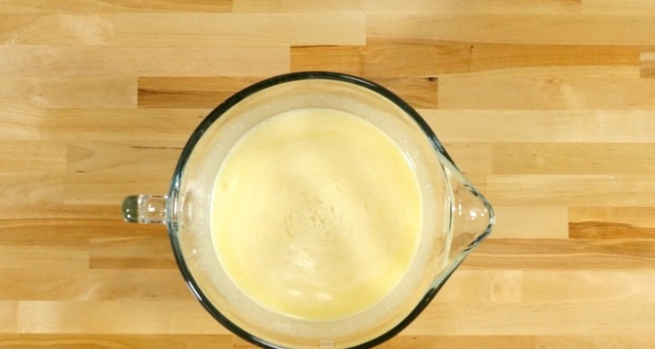 Ajouter le beurre et le lait, et mélanger les ingrédients.