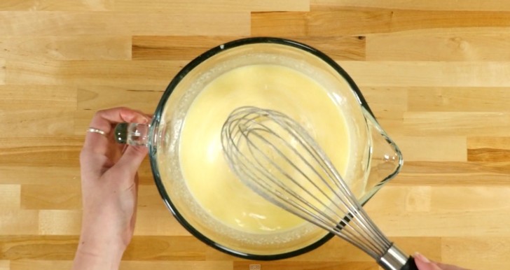 Versate poi l'estratto di vaniglia, la buccia e il succo di limone.