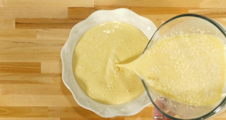 Nachdem ihr die Kokosnussflocken und das Mehl hinzugefügt habt, gießt das Ganze in eine runde mit Butter und Mehl behandelte Backform. Sie bleibt für 45-50 Minuten im Ofen bei 180°C.