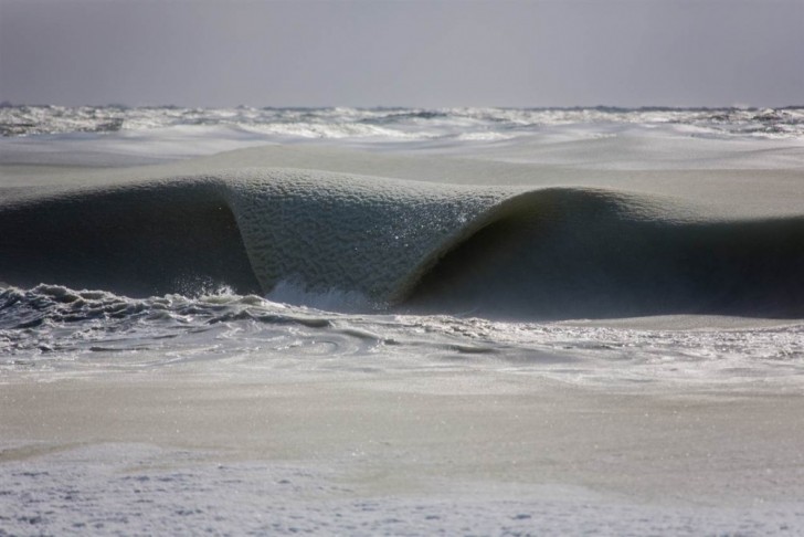 Un phénomène très rare : les vagues glacées à cause du froid pendant l'hiver 2015, aux États-Unis