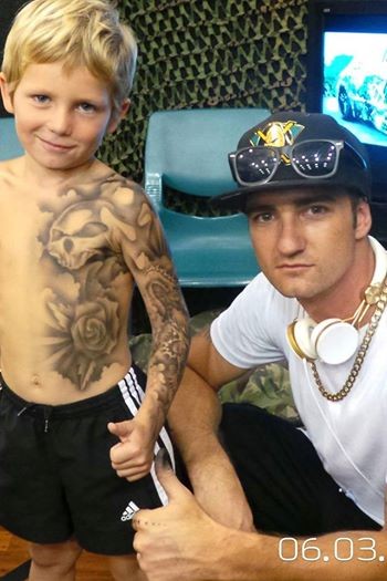 Ultimamente Lloyd si è dedicato ad una causa: regalare tatuaggi ai bambini malati