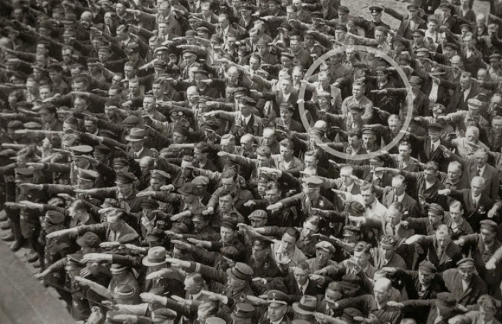 Der deutsche Arbeiter August Landmesser, verheiratet mit einer Jüdin, weigert sich einen Hitlergruß zu machen. Hamburg, 1936.