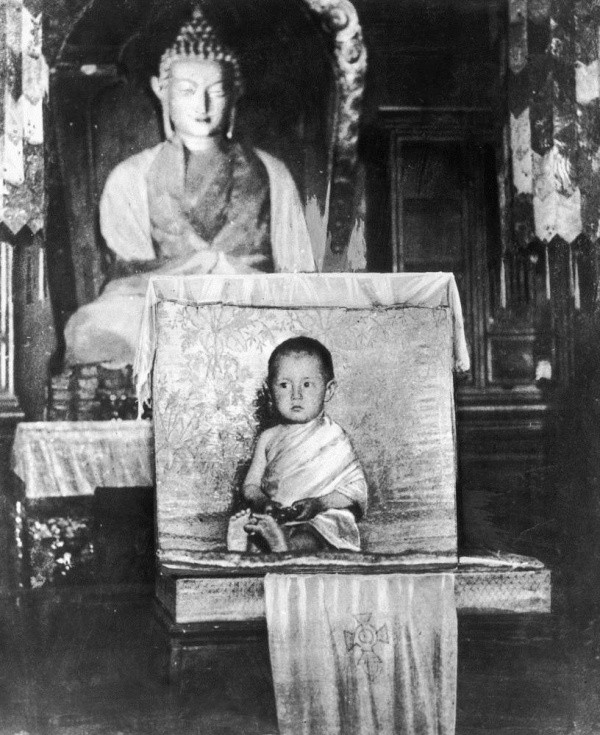 Der Dalai Lama mit zwei Jahren, 1937.