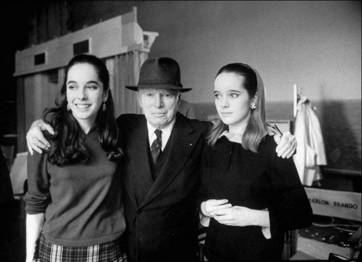 Charlie Chaplin con due delle sue figlie nel 1966