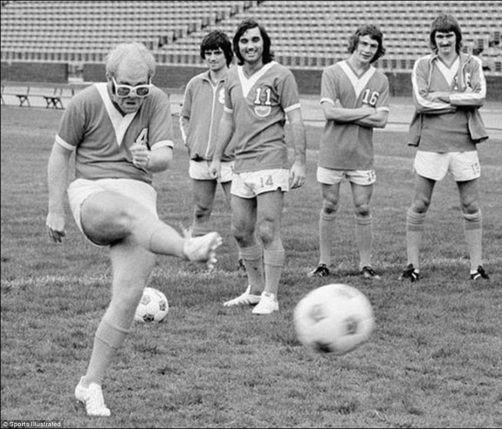 Elton John gioca a calcio nel 1976