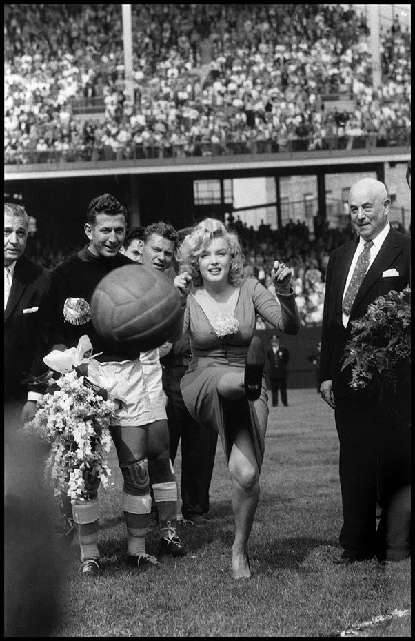 Marilyn Monroe apre la partita di calcio Stati Uniti - Israele a New York nel 1959