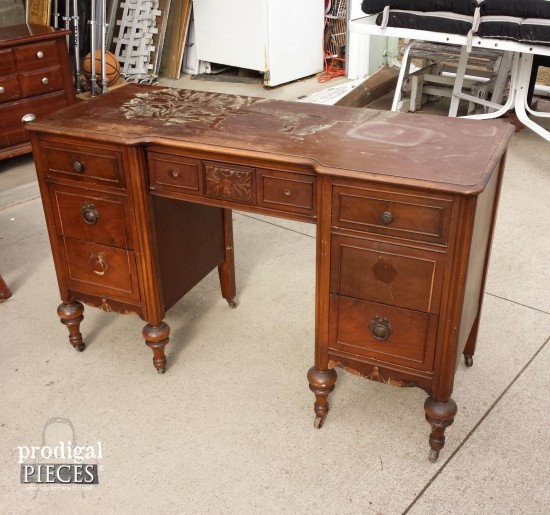 Questa vecchia scrivania è antica ed elegante, perfetta per essere sottoposta ad un progetto di restauro.