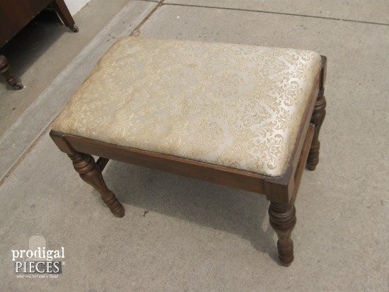 In un negozio di oggetti usati, ha acquistato questo vecchio sgabello, che avrebbe fatto da seduta, una volta completato il progetto.