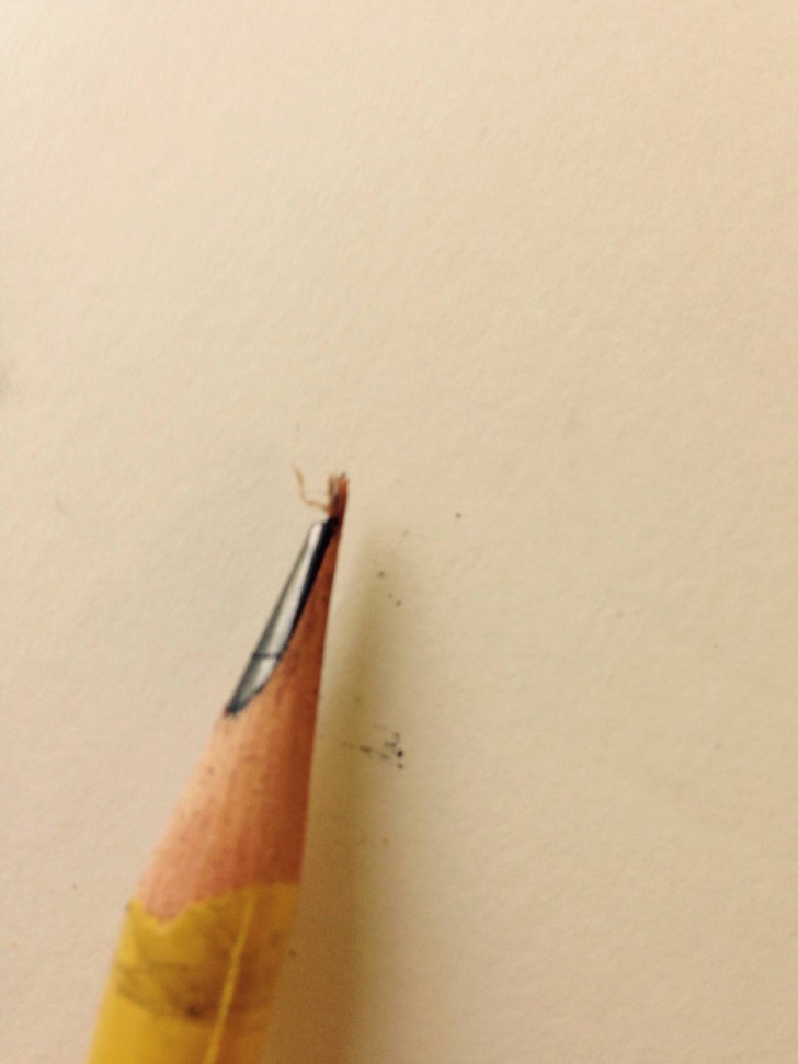 Un autre classique: la mine d'un crayon qui fait des siennes!
