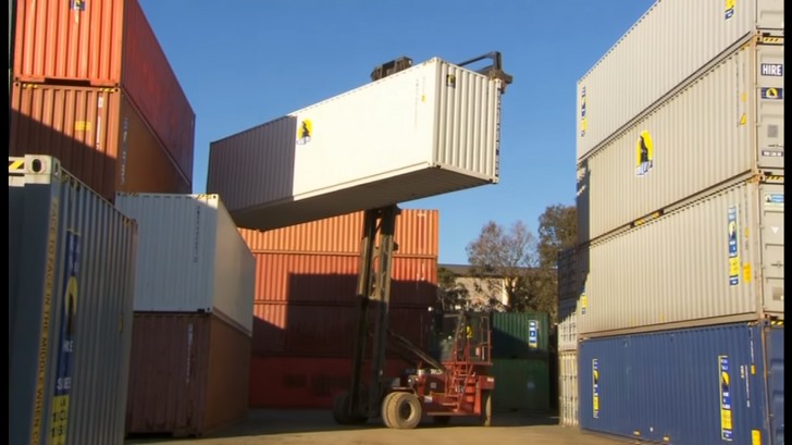 Richie è andato di persona a scegliere il container che sarebbe diventato la sua casa: ne ha scelto uno di 3 metri di altezza e 12 metri di profondità.