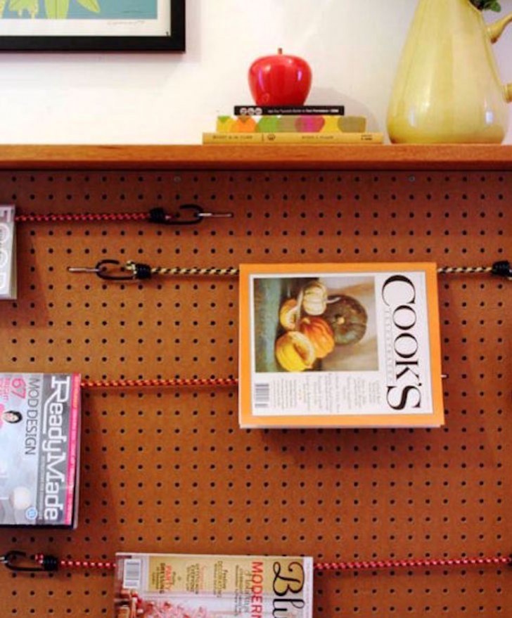 Mot en perforerad vägg kan du använda elastiska krokar för att hänga tidningar och tidskrifter. Mycket originellt!