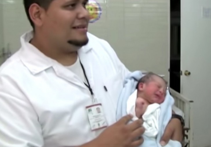 Luego del shock del momento, el hombre reacciona tomando a la pequeña hacia el hospital: casi por milagro, era en perfectas condiciones solo un poco friolenta.