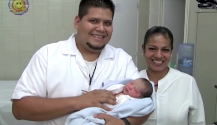 El comienzo de la vida de esta pequeña ha sido espantoso, pero gracias a la suerte su futuro se proyecta pleno de amor, como aquel que todos los niños deberian recibir.