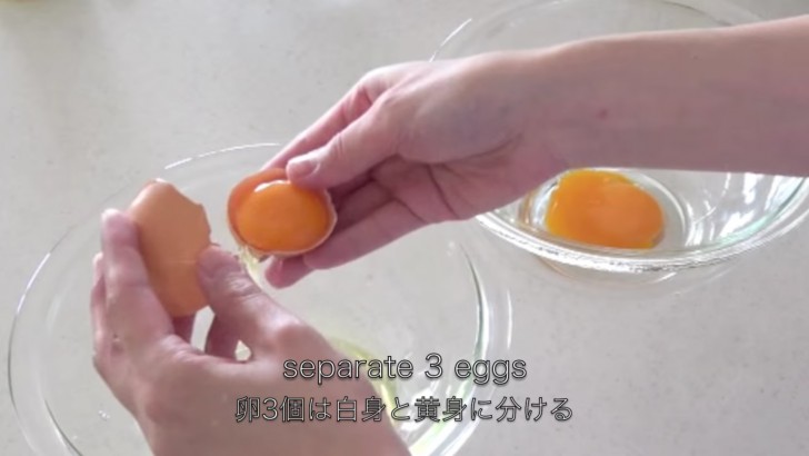 7. Separate i bianchi dell'uovo dai rossi, sistemandoli in due ciotole capienti