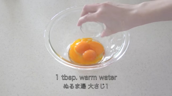 8. Aggiungete ai rossi dell'uovo un cucchiaio di acqua calda