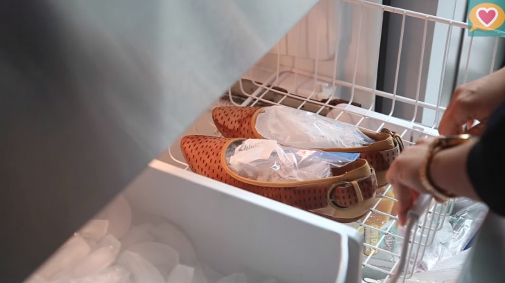 Sätt sedan skorna i frysen under 24 timmar: vattnet kommer att frysa och plastpåsen kommer då att ta mer plats i skorna.