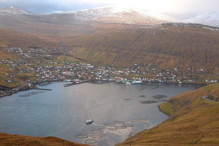 Il lago è il più grande delle isole Faroe e si estende per 6 km