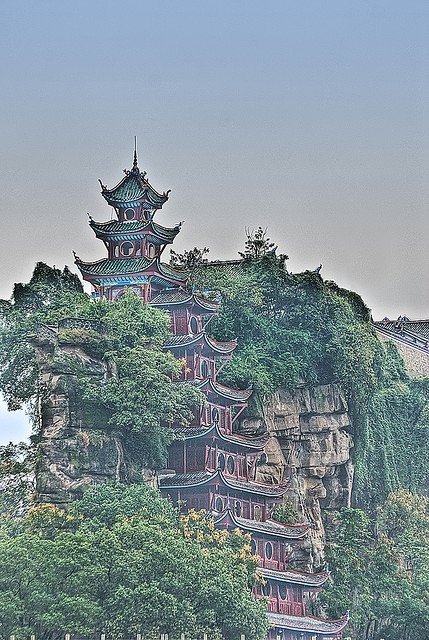 La pagoda sulla scogliera: Shibaozhai (Cina)