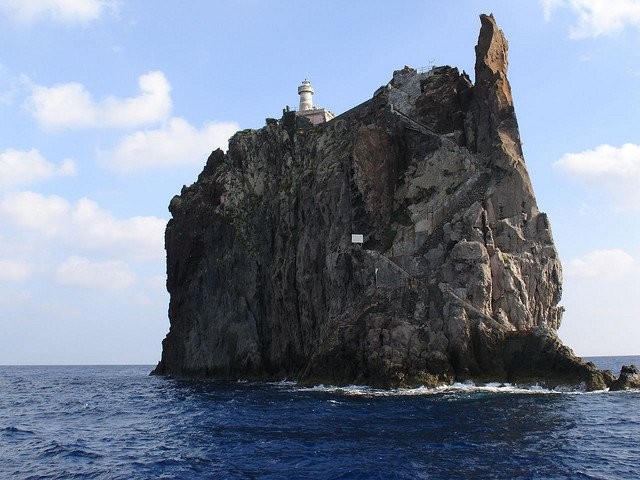 Der Leuchtturm auf dem Fels: Strombolicchio (Italien)