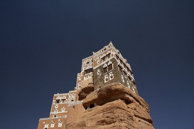 Der Palast auf der Zinne: Dar al-Hajar (Yemen)