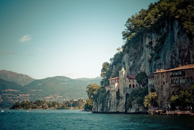 Het klooster met uitzicht op het meer: ​​Santa Caterina del Sasso ( Italië)