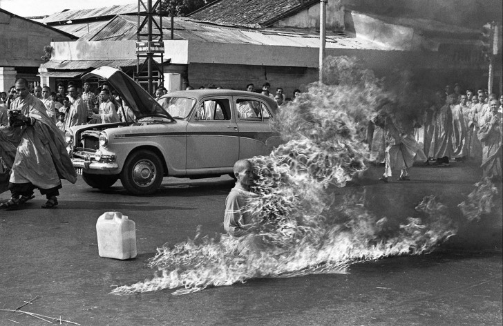 1. le moine bouddhiste Thich Quang Duc s'immole en guise de protestation-1963.