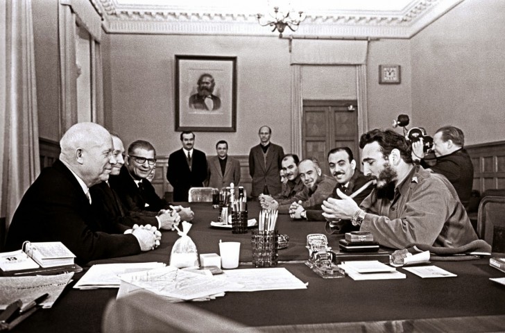 13. Fidel Castro fume un cigare portant deux Rolex à son poignetlors d’une rencontre avec Khrouchtchev au Kremlin-1963.