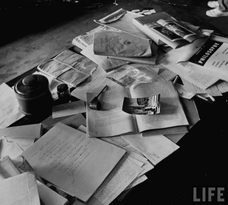33. le bureau d'Einstein photographié un jour après sa mort-1955.