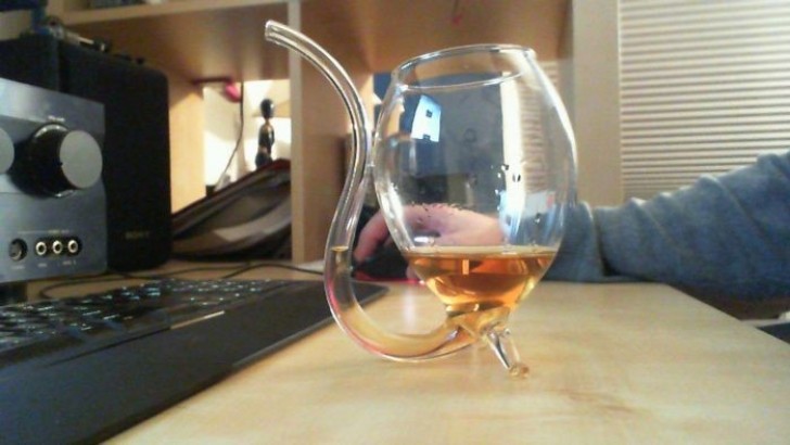 Bicchiere con cannuccia integrata: quando avrete finito la bibita non cadrà la cannuccia!