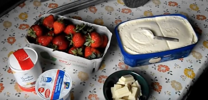 Necesitaran del helado de vainilla, crema batida, chocolate blanco, frutillas y azucar.