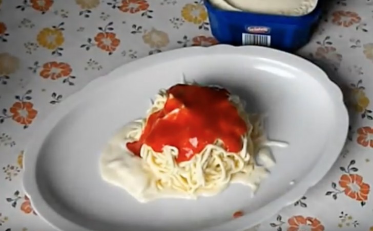 Auf die “Spaghetti” kommt die Erdbeersoße, als ob es Tomatensoße wäre.