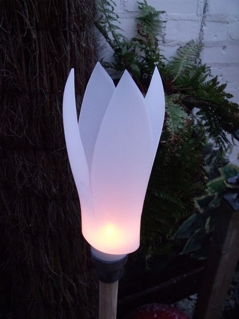 Potete decorare il vostro giardino con delle lampade ricavate dai contenitori dei detersivi: la luce soffusa donerà un aspetto magico!