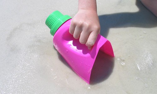 Ni kan också skapa roliga leksaker som barn kan leka med på stranden: de kommer att vara länge!
