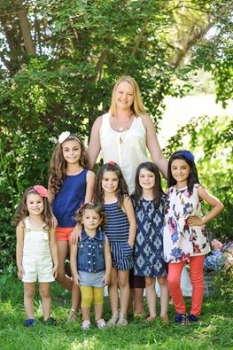 9. Una donna ha adottato 6 bambine per far sì che crescessero insieme.