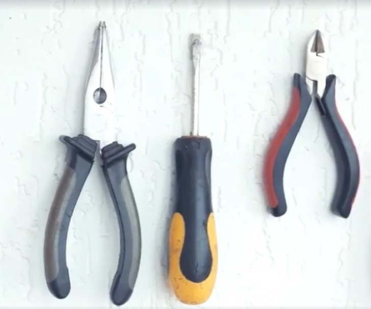 Mantener los utensillos de metal en orden usando los imanes fijados a la pared.