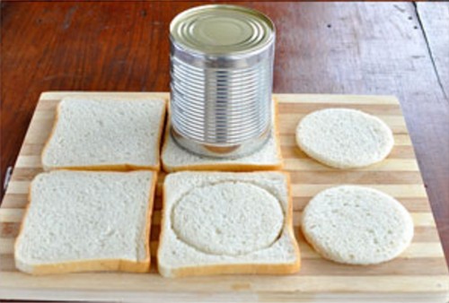 1. Disponete le fette di pane e ricavate dei cerchi