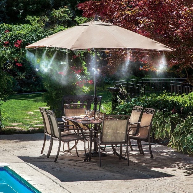 Un ombrellone da giardino con un pratico sistema "a pioggia" in grado di rinfrescare l'area sottostante fino a 20°C!