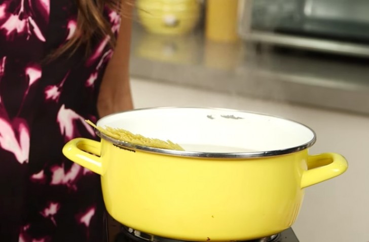 Börja med att koka 150 gram pasta. När pastan är kokt, släng inte bort vattnet.