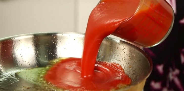 Förbered såsen genom att blanda olja, tomatsås, basilika, salt, peppar och origano.