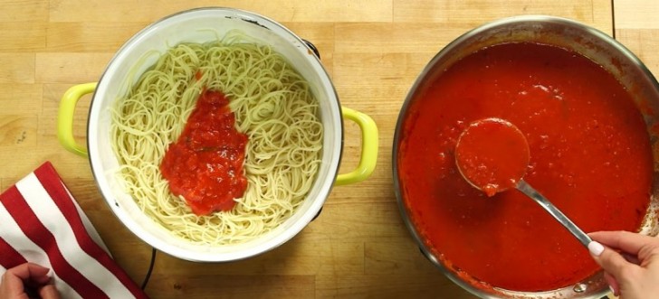 När såsen är kokt, sätt några skedar i pastan för att smaksätta den och spara resten av såsen.
