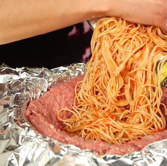 Fyll hålet med pastan och stäng det med tredjedelen köttfärs som ni sparade.