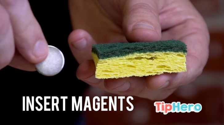 Schneidet eine Spalte in den Schwamm hinein, sodass der Magnet dort komplett eingesetzt werden kann.